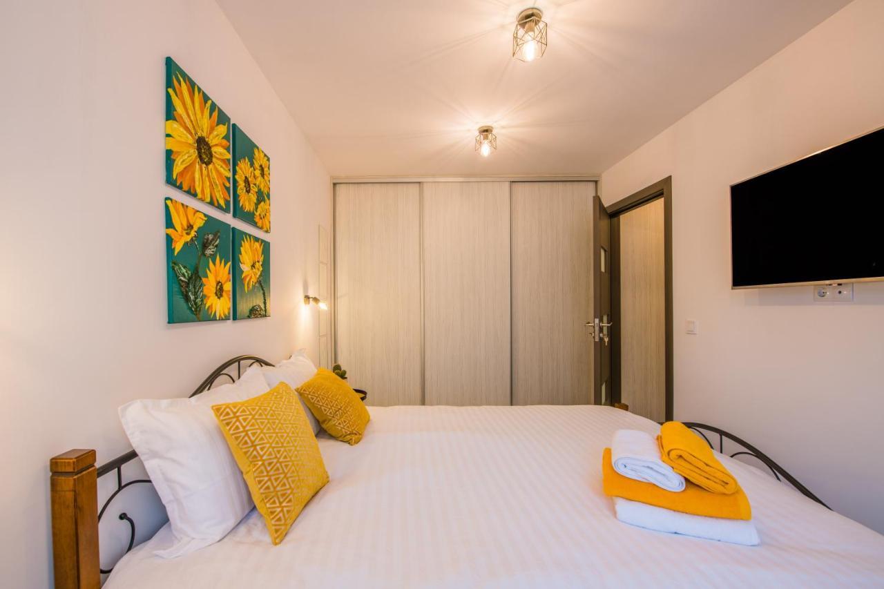 Kitty Sunflower Apartment Alba Iulia Exteriör bild